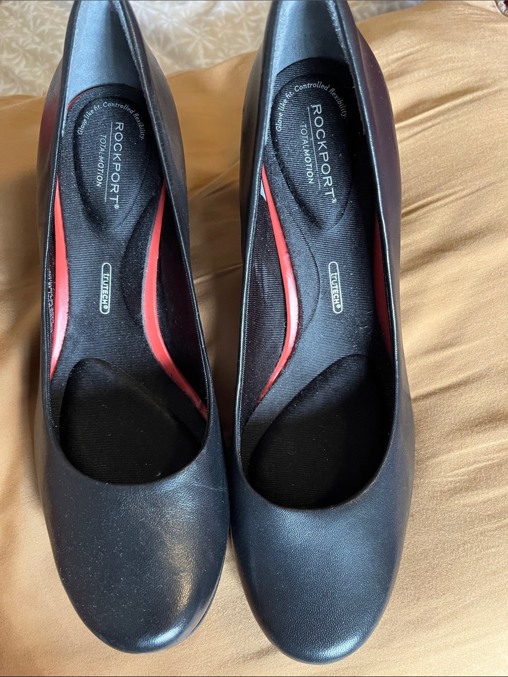 Rockport Black Leather Women's Round-Toe Pumps